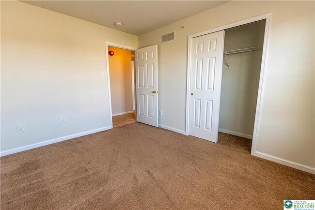 Building Photo - 955 King Way