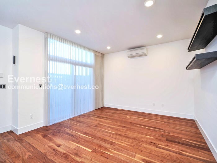 Building Photo - 2618 Eastlake Ave E