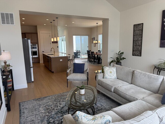 Building Photo - Stunning LIKE NEW 4 Bedroom in Wolf Ranch