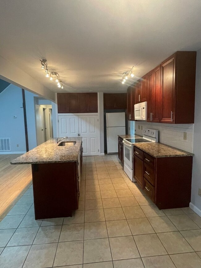 Building Photo - Modern Open Floor Plan with Expansive Grea...