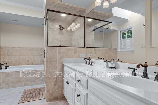 Building Photo - 2113 Hamrick Dr