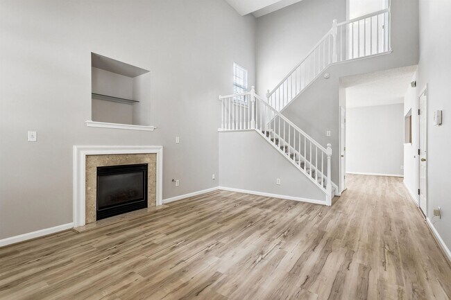 Building Photo - 3 BR 3 BA Townhouse