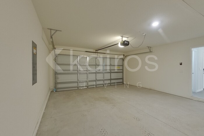 Building Photo - 8700 SW 43rd Ter