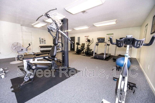 Building Photo - 415 Parkdale Dr