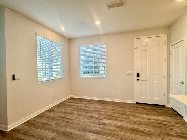 Building Photo - ONLY 3 YEARS NEW, 3 BED, 2.5 BATHS, 2 STOR...