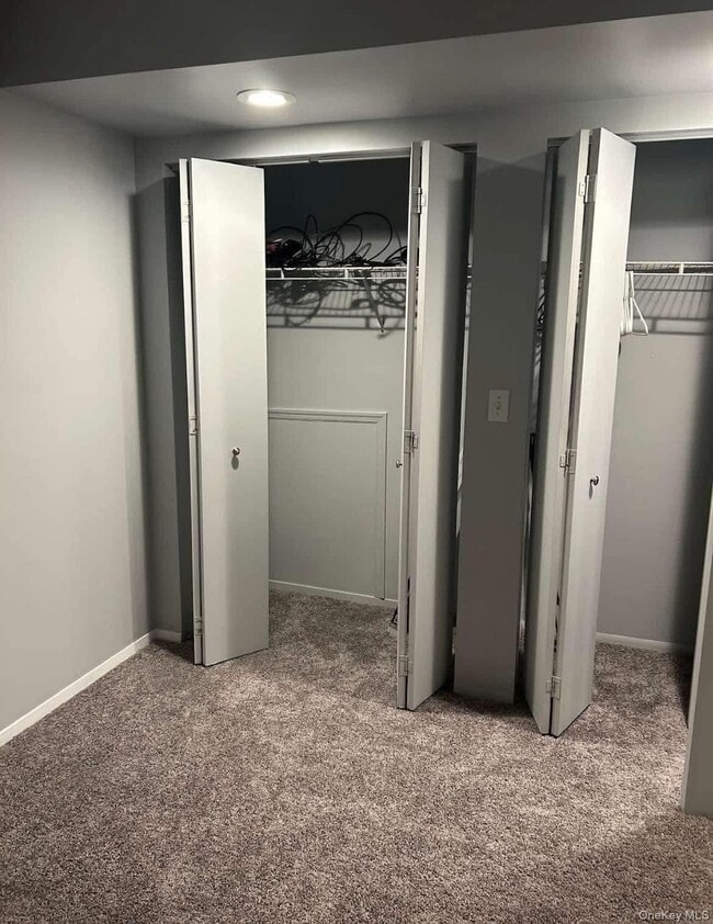 Building Photo - 5 Whitney Ln