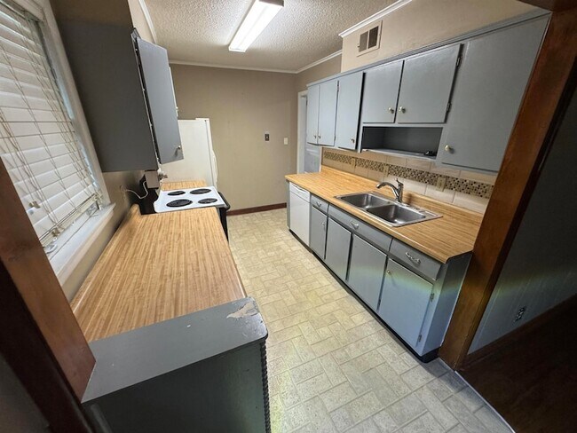 Building Photo - 4914 Durbin Ave