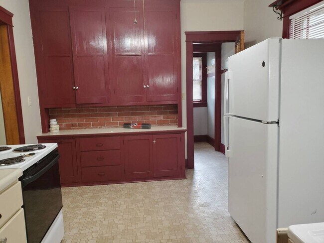 Building Photo - Immaculate 4 Bedroom Single Family with Central AC and Detached Garage, parking lane, and Large B...