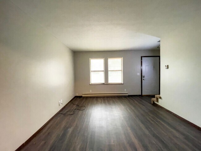 Building Photo - 2213 E Memorial Dr