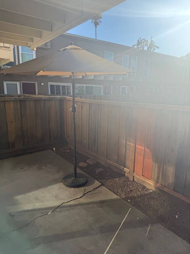 Building Photo - Charming 2-Bedroom Condo in Prime Walnut C...