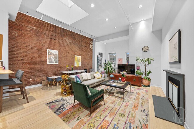 Building Photo - 426 W Broadway