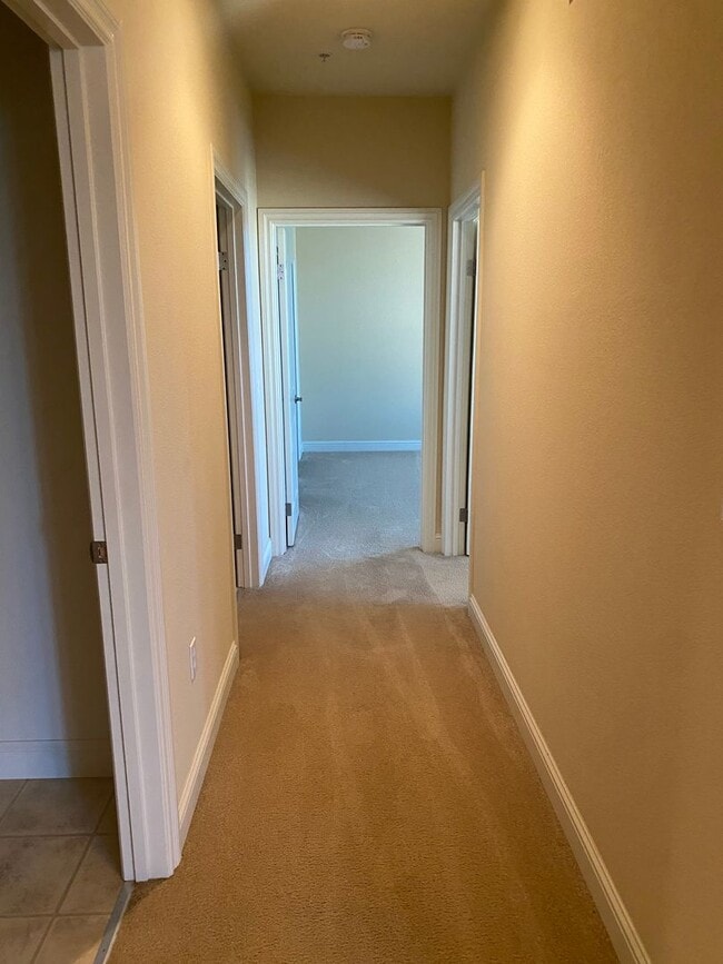 Building Photo - Spacious 2 Bedroom, 2 Bathroom Condo locat...