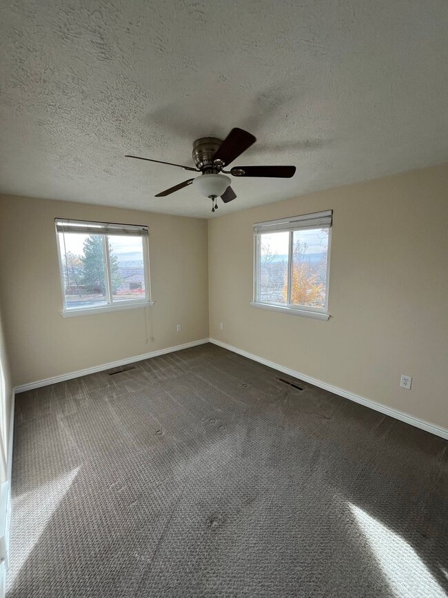 Building Photo - Lovely 3 bed, 2 bath Longmont home - AVAILABLE 11/15