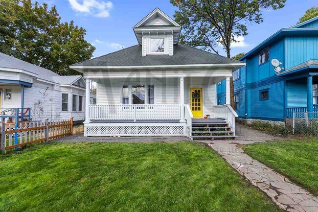 Primary Photo - Charming home blocks from Kendall Yards