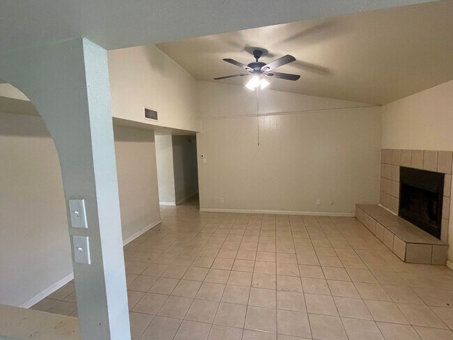 Building Photo - Beautiful 3 Bedroom 2 Bathroom in Plano!