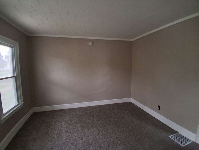 Building Photo - 4 Bedroom single family house