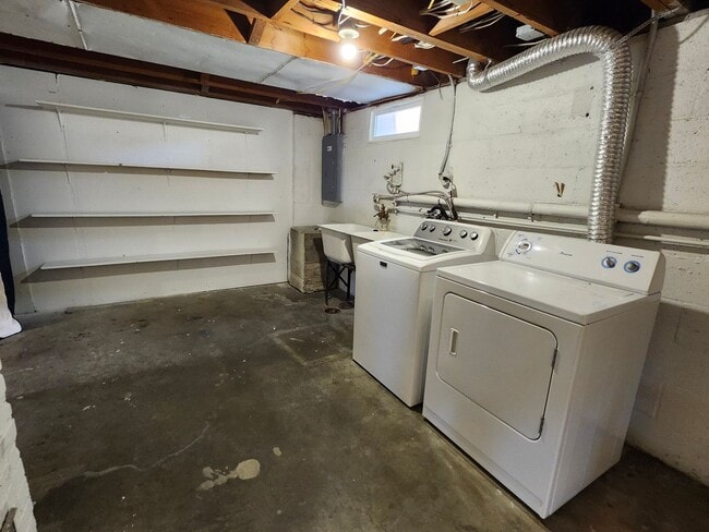 Building Photo - Location, Location - 2 blocks from Columbi...