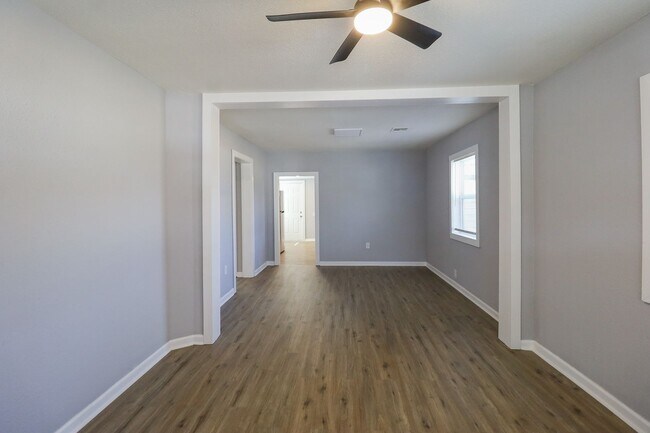 Building Photo - Beautifully Redone 3 Bedroom House! Available for Immediate Move in!