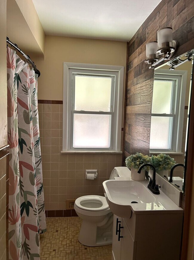 Building Photo - Brick 4 Bedrooms house is South Euclid With 2 Cars Detached Garage for Rent