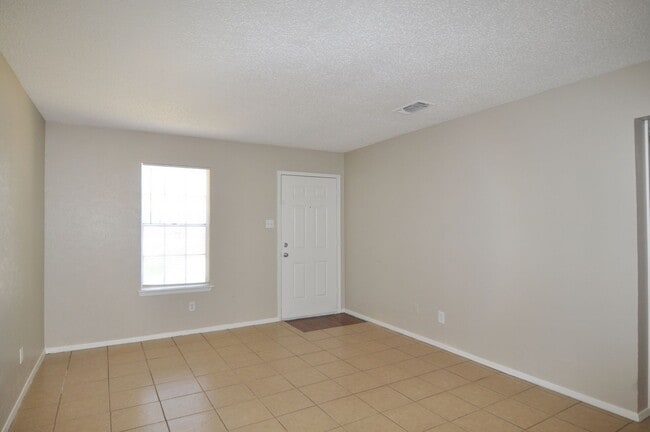 Building Photo - Cozy and clean 2-1 in Arlington!