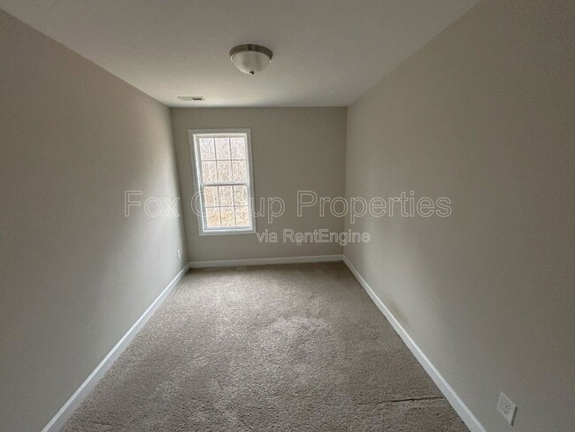 Building Photo - 566 Kirk St