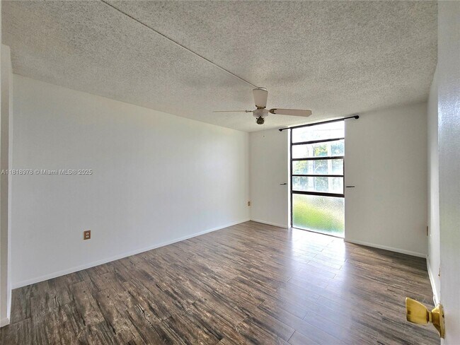 Building Photo - 2500 NE 135th St