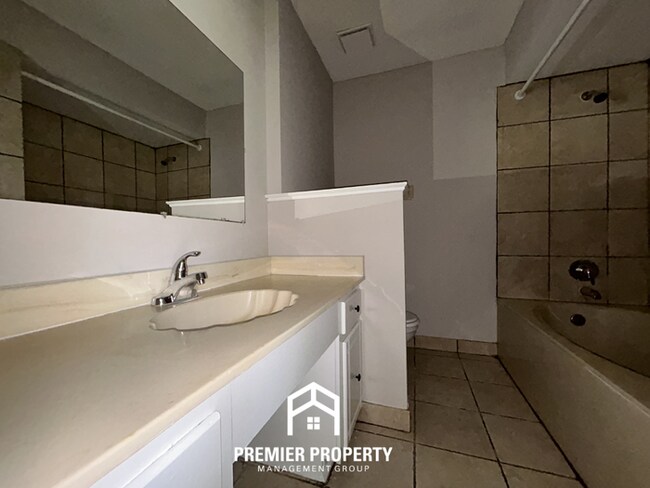 Building Photo - 3BR/2BA Memphis Rental with Attached 2-Car Garage & Hardwood Flooring