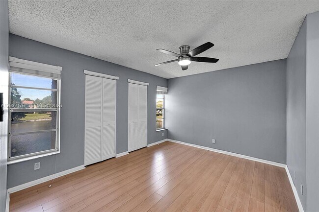 Building Photo - 906 Twin Lakes Dr