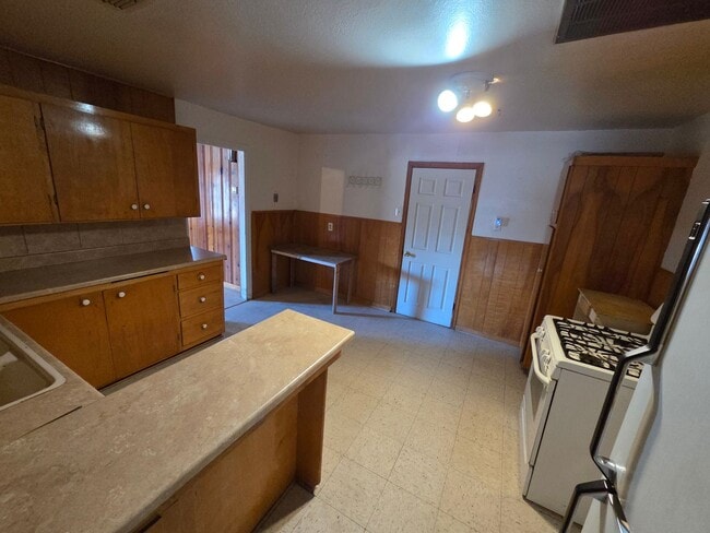 Building Photo - 3 Bedroom 1950's Home with Large Fenced Yard Available 1/12/26