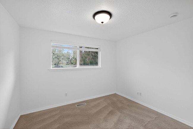 Building Photo - Charming Single-Level Home with Large Fenced Yard – Pets Welcome!