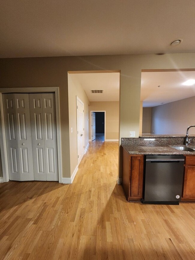 Building Photo - Beautiful Condo-Downtown Hendersonville, NC