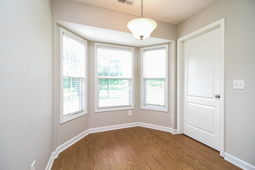 Building Photo - 731 Clear Cir