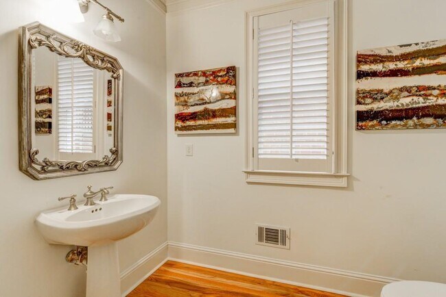 Building Photo - 704 Longleaf Dr NE