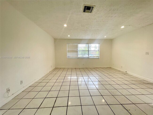 Building Photo - 2621 Riverland Dr