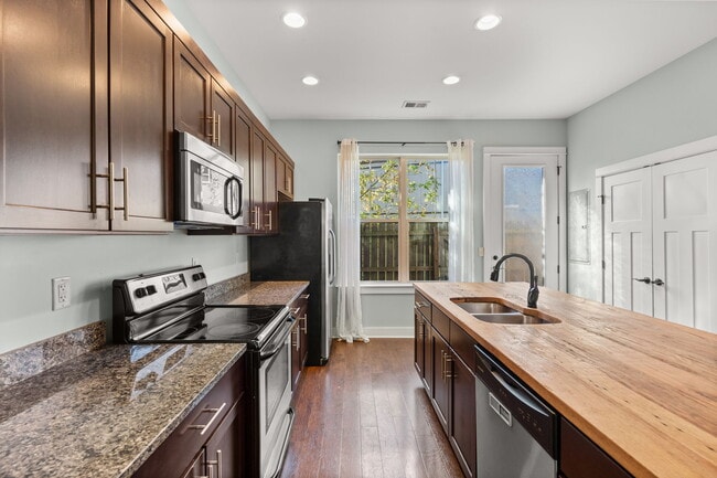 Building Photo - 1106 Stratford Ave