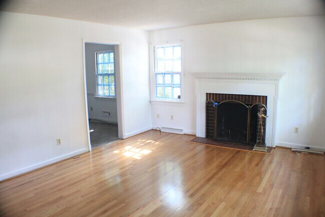 Building Photo - Adorable Home Off Skipwith