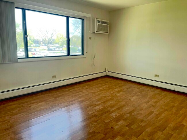 Building Photo - 3200 Bayside Dr