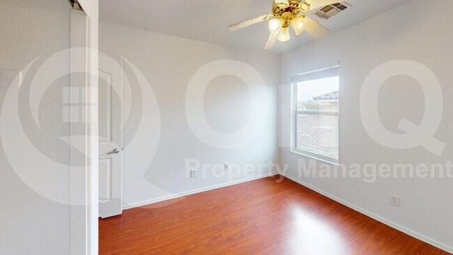 Building Photo - 4720 W Lindenthal Ln