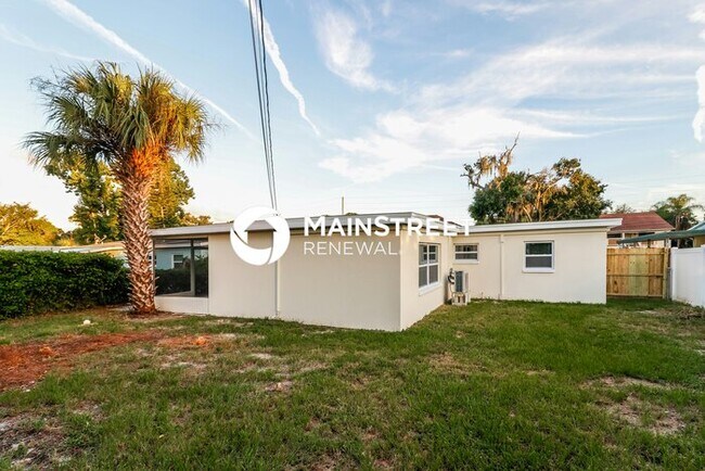 Building Photo - 3 Bedroom Pet-Friendly Home in Tarpon Springs, FL with Main Street Renewal