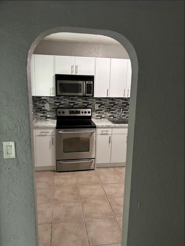 Building Photo - 407 SE 3rd Ave