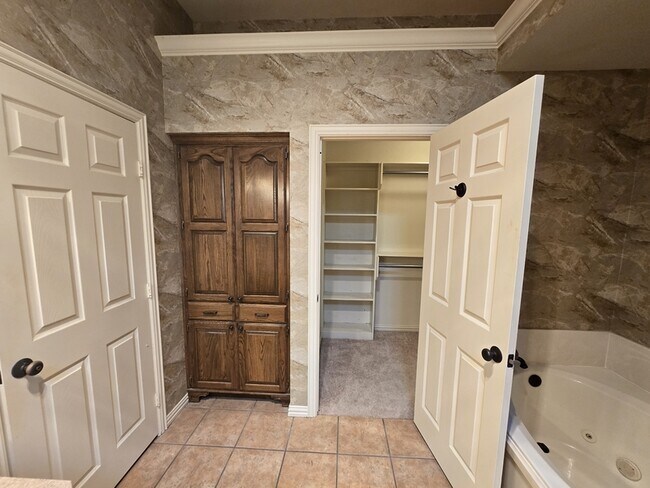 Building Photo - 15298 Wagon Wheel Cir