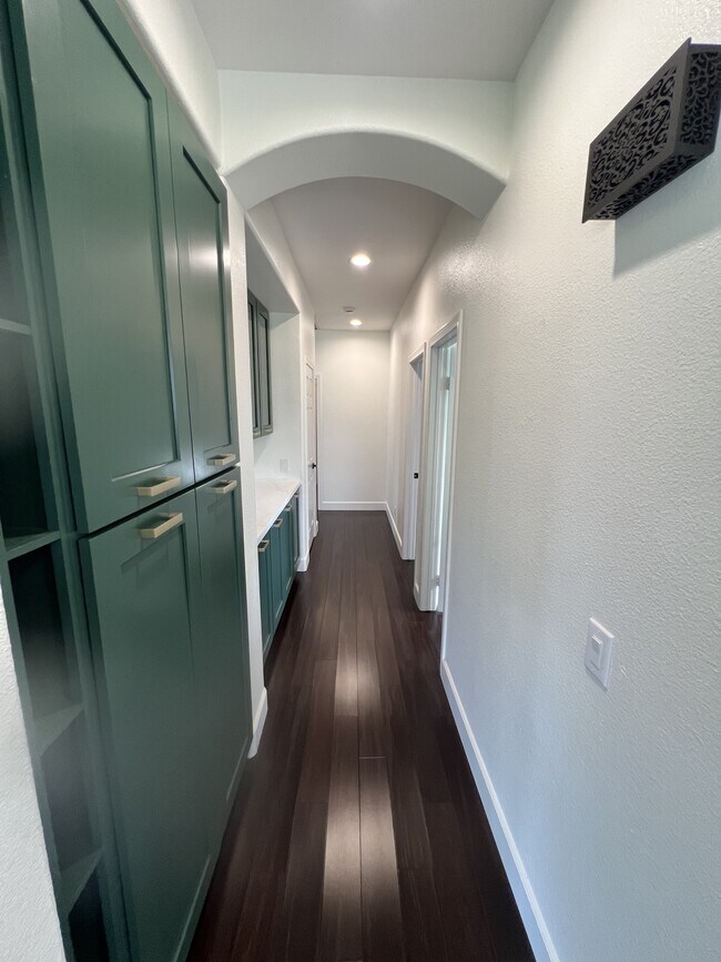 Building Photo - 31495 Sunningdale Dr