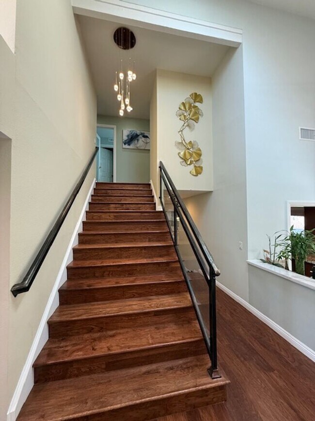 Building Photo - Fully Furnished 5 bedroom home