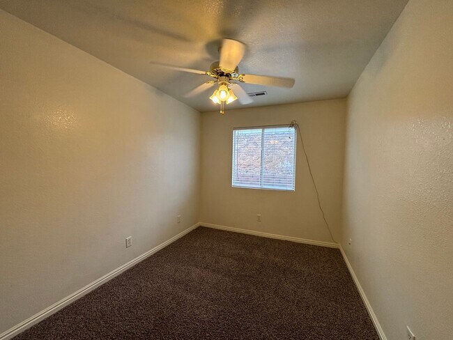 Building Photo - DARLING TOWNHOME FOR RENT IN HURRICANE!