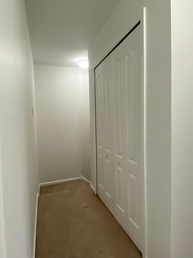 Building Photo - 6902 Colonial Ct