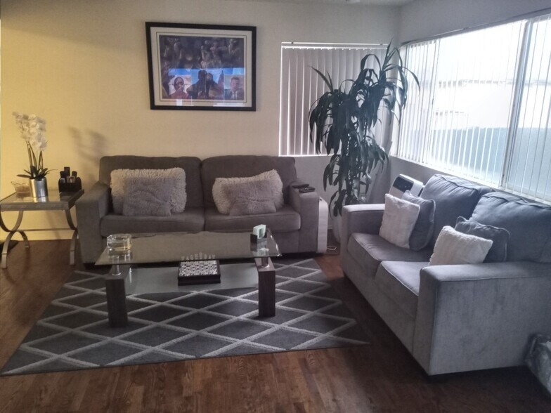 Living room - 4212 W 154th St