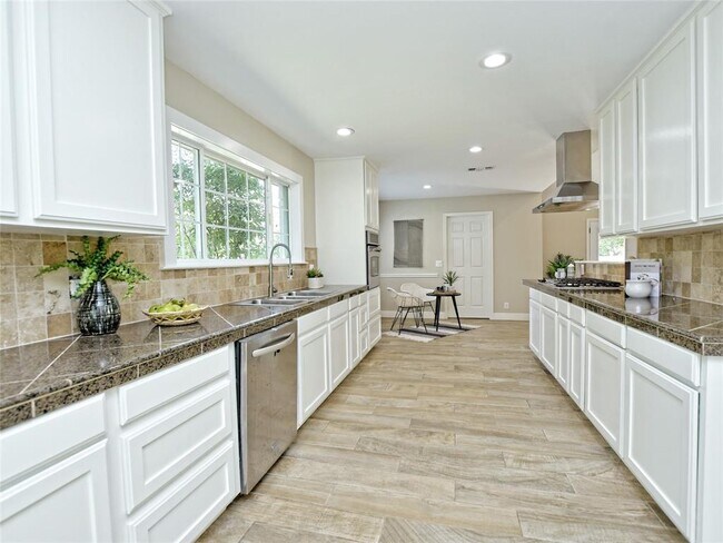 Building Photo - 4301 Balcones Woods Dr