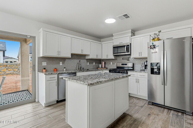 Building Photo - 15252 Apex Ct