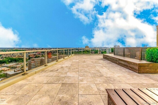 Building Photo - 640 W 237th St