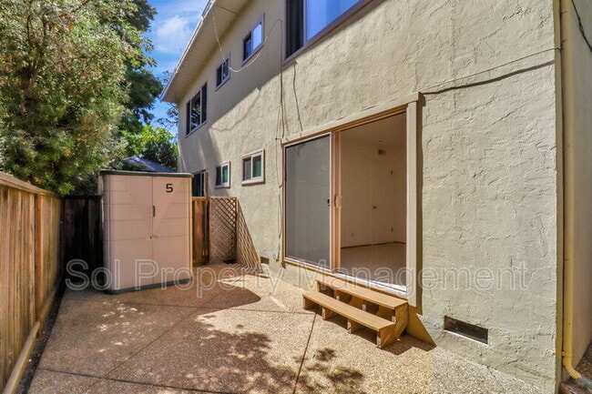 Building Photo - 5 Treanor St